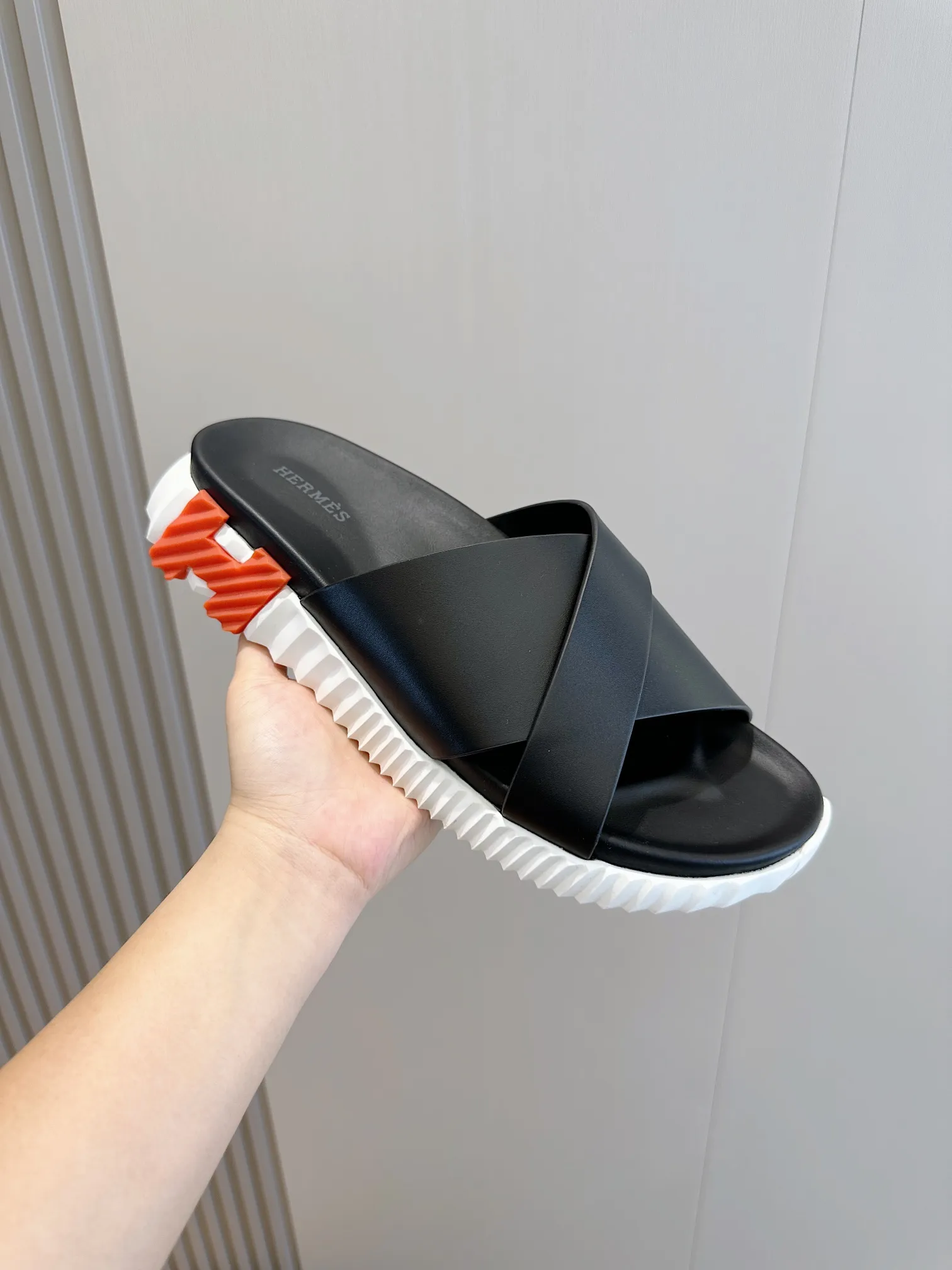 [HERMÈS] Top men's shoes 💰: 340💰 Size: 39-44 (38.45 46 custom-made) Herme*H Home Hermès Men's Sandals and Slippers - Original Replica Purchase the original version and make it one to one, the outsole is privately modeled, and the outsole color corresponding to each color is the same as the original version. Come to those who know the stuff 💪 The ultra-light soles are designed in contrasting colors, and they feel so comfortable on your feet! Calfskin, cowhide feet, private mold outsole.